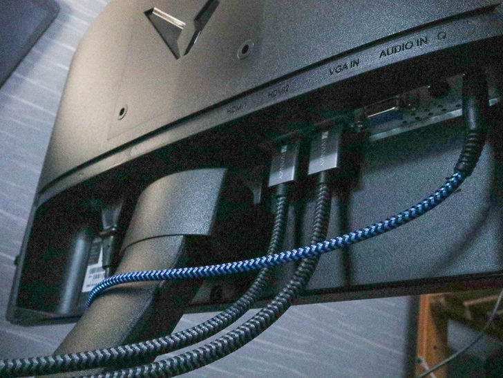背面。接続端子は、奥から「電源」「HDMI1」「HDMI2」「VGA IN」「AUDIO IN」「ヘッドフォン」となっている